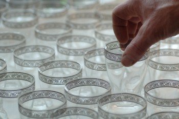 Blick in die Kristallmanufaktur Theresienthal. Hier Gläser mit Mintonborde.