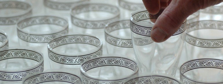 Blick in die Kristallmanufaktur Theresienthal. Hier Gläser mit Mintonborde.