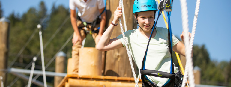 Neben den Ziplines warten mehr als 50 Kletterelemente.