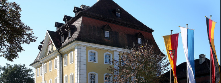 Schloss mit weitläufiger Anlage