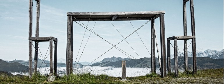 Ein Highlight der Kunstwerke ist definitiv das Set bestehend aus Tisch und Stühle im XXL-Format.