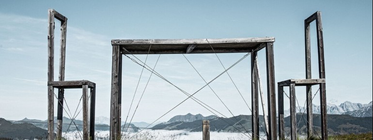 Ein Highlight der Kunstwerke ist definitiv das Set bestehend aus Tisch und Stühle im XXL-Format.