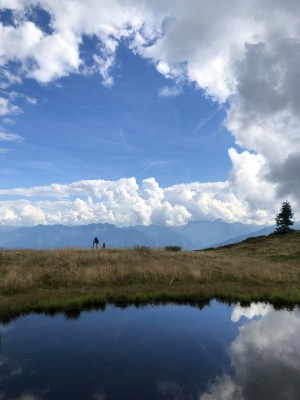 Entlang des Freiluftkunstraums laden Ausblick und Wasser zu einer Fotopause eine.