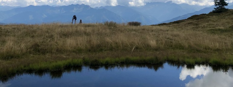 Entlang des Freiluftkunstraums laden Ausblick und Wasser zu einer Fotopause eine.