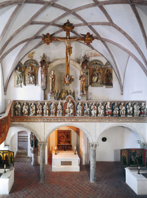 In der Burgkapelle können wertvolle Skulpturen bestaunt werden.