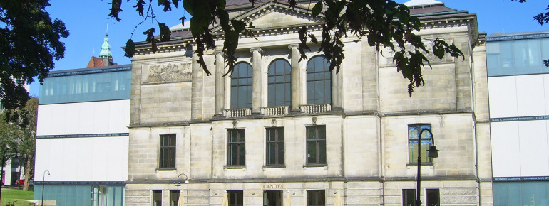 Die modernen Seitenflügel betonen die Symmetrie des Ursprungsbaus.