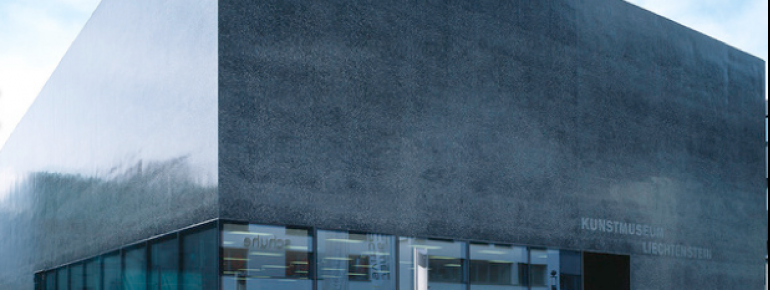 Der schwarze Kubus wurde 2015 um einen weißen Würfel erweitert