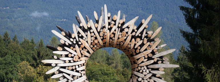 "Land Art" eröffnet einen Blick auf das umliegenden Bergpanorama.