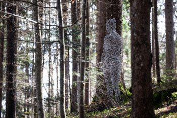 "La donna invisibile" von Cedric Le Borgne zeigt eine transparente Frau, die durch ihre Transparenz mit der Natur verschmilzt.