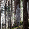 "La donna invisibile" von Cedric Le Borgne zeigt eine transparente Frau, die durch ihre Transparenz mit der Natur verschmilzt.
