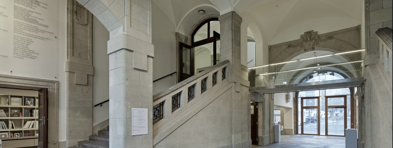 Im Foyer werden Besucher schon mit beeindruckenden Ansichten empfangen.