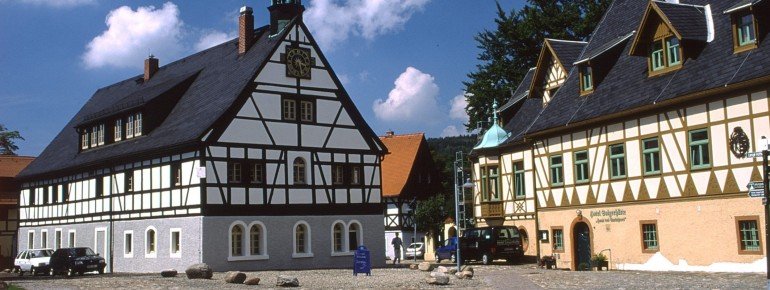 Die Hüttenschänke und das Haus des Anrichters