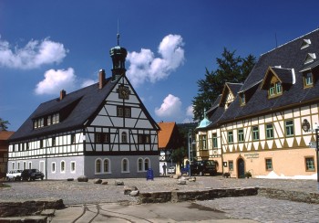 Die Hüttenschänke und das Haus des Anrichters