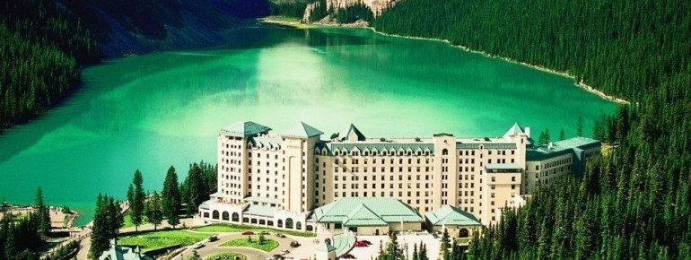 Hotel vor dem Lake Louise
