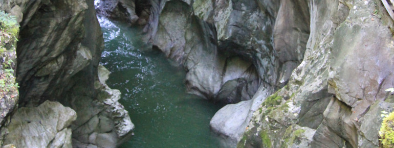 Auf einem Kanu oder Raftingboot kannst du den rauschenden Fluss hautnah erleben.