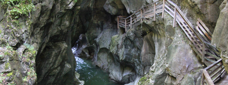 Die dunkle Klamm stellt das Highlight der Wanderung dar.