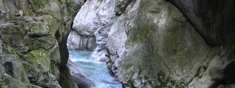 Auf deinem Weg ganz nach hinten in die dunkle Klamm überwindest du einige Treppenstufen.
