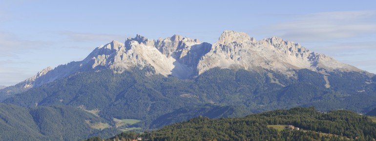 Das Latemar-Gebirge gehört zu den Südtiroler Dolomiten.