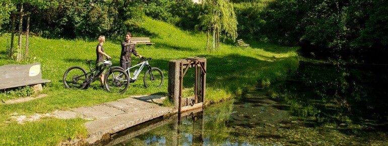Gut ausgebaute Radwege führen direkt an der Lauterquelle vorbei.