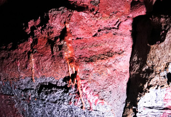 Ein Vulkanausbruch formte vor etwa 5200 Jahren die tunnelförmige Höhle.