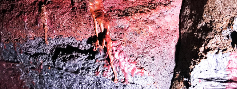 Ein Vulkanausbruch formte vor etwa 5200 Jahren die tunnelförmige Höhle.