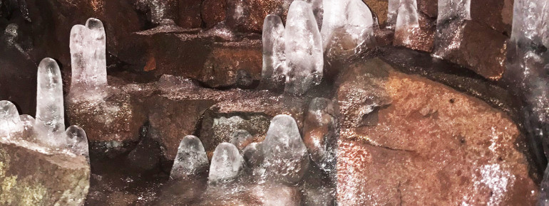 Der strenge isländische Winter formt jedes Jahr neue Eis-Skulpturen in der Höhle.