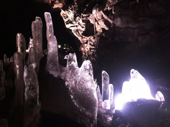 Der Lava Tunnel kann ganzjährig besucht werden. Auch in den milden Sommern verschwinden die Eisformationen selten ganz.