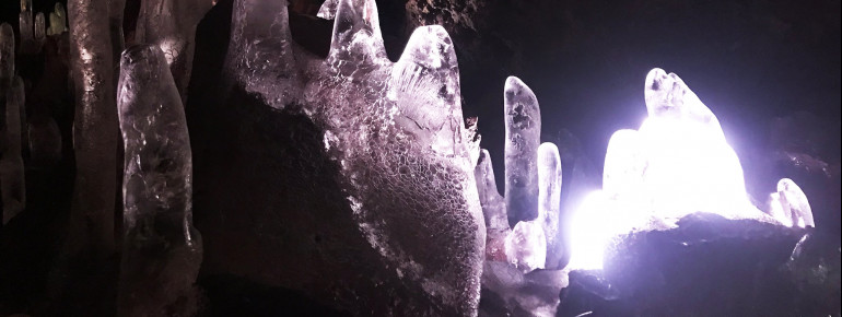 Der Lava Tunnel kann ganzjährig besucht werden. Auch in den milden Sommern verschwinden die Eisformationen selten ganz.