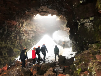 Wie man in Island Höhlen findet? - Wenn auf der Weide ein Schaf verschwindet, ist es möglicherweise durch ein Loch in den Boden gefallen ;-)