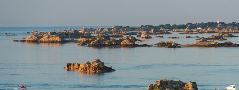 Über 80 Eilande umgeben die Insel im Ärmelkanal.