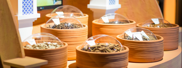 Begleitet von süßen Düften lernst du hier die Rohstoffe genauer kennen, begibst dich auf die Spuren des alten Handwerks und wirfst einen Blick in die heutige Produktionsstätte.