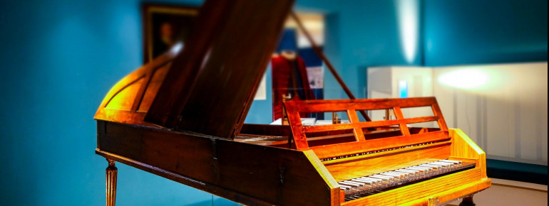 Am Stein-Flügel kannst du wie Mozart im 18. Jahrhundert Klavier spielen.