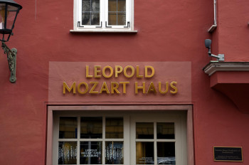 Das Leopold-Mozart Haus lässt Besucher das Leben des Hofmusikers hautnah in 11 Themenräumen nachvollziehen.