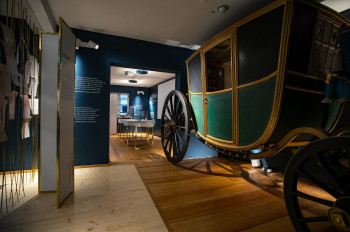 Der Nachbau der Kutsche von Leopold Mozart lässt Besucher in die Reisewelt des Musikers einsteigen.