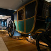 Der Nachbau der Kutsche von Leopold Mozart lässt Besucher in die Reisewelt des Musikers einsteigen.