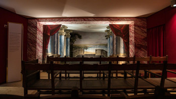 Im barocken Zimmertheater wird Kunst und Kultur des 18. Jahrhunderts in die Gegenwart befördert.