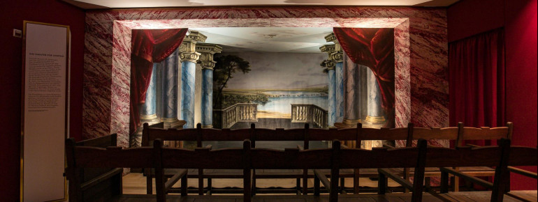 Im barocken Zimmertheater wird Kunst und Kultur des 18. Jahrhunderts in die Gegenwart befördert.