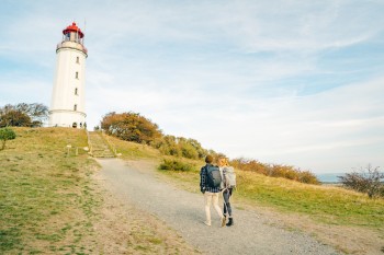 Besucher erreichen den Leuchtturm Dornbusch zu Fuß oder mit dem Rad über das Hochland – inklusive Zwischenstopp am Aussichtspunkt "Inselblick".
