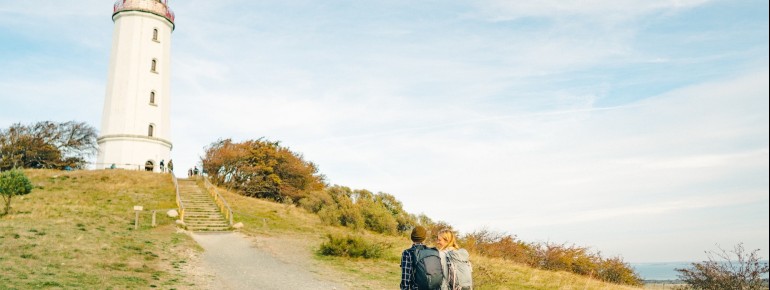 Besucher erreichen den Leuchtturm Dornbusch zu Fuß oder mit dem Rad über das Hochland – inklusive Zwischenstopp am Aussichtspunkt "Inselblick".