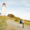Besucher erreichen den Leuchtturm Dornbusch zu Fuß oder mit dem Rad über das Hochland – inklusive Zwischenstopp am Aussichtspunkt "Inselblick".