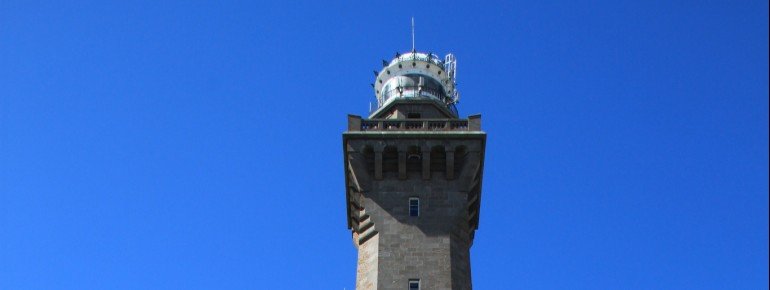 An der Landspitze von Cornouaille erhebt sich der 60 Meter hohe Phare d&#39;Eckmühl
