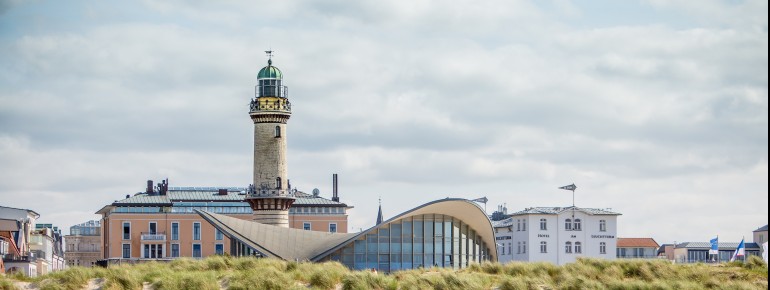 Der Leuchtturm von Warnemünde steht direkt an der Strandpromenade.