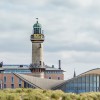Der Leuchtturm von Warnemünde steht direkt an der Strandpromenade.
