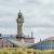 Der Leuchtturm von Warnemünde steht direkt an der Strandpromenade.