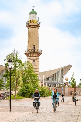 Der Leuchtturm Warnemünde prägt das Ortsbild direkt an der Promenade – ein beliebter Zwischenstopp für Radfahrer und Spaziergänger.