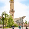 Der Leuchtturm Warnemünde prägt das Ortsbild direkt an der Promenade – ein beliebter Zwischenstopp für Radfahrer und Spaziergänger.