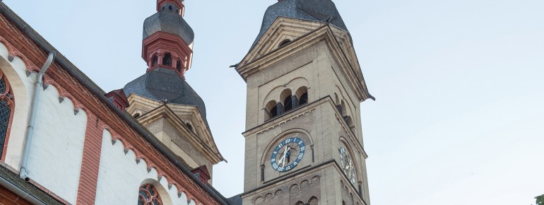 Die Kirche beeindruckt mit ihren markanten Zwillingstürmen.