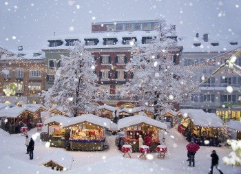 Wie ein winterliches Märchendorf liegt der Christkindlmarkt auf dem Hauptplatz.