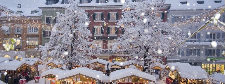 Wie ein winterliches Märchendorf liegt der Christkindlmarkt auf dem Hauptplatz.