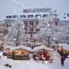 Wie ein winterliches Märchendorf liegt der Christkindlmarkt auf dem Hauptplatz.